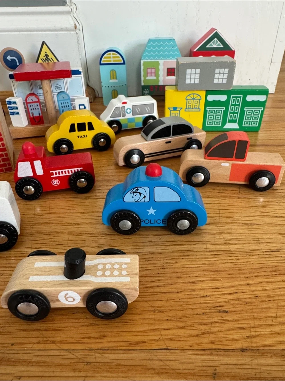 Title: Mixed Wooden Town & Vehicle Lot - Compatible with Thomas Train Tracks